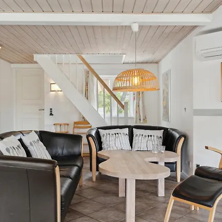 5 Bedroom Stunning In Prázdninový dům Blåvand